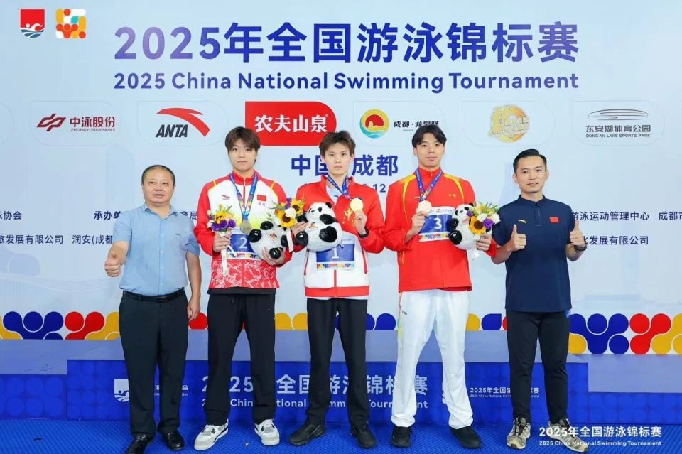 克游泳队获 克游泳队获