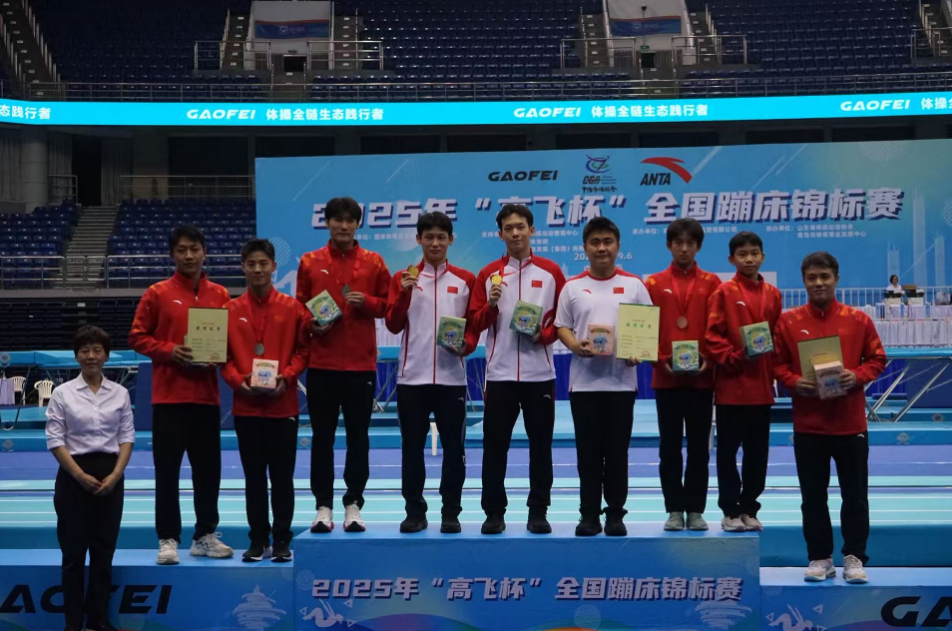 左二, 他与队友默 左二, 他与队友默